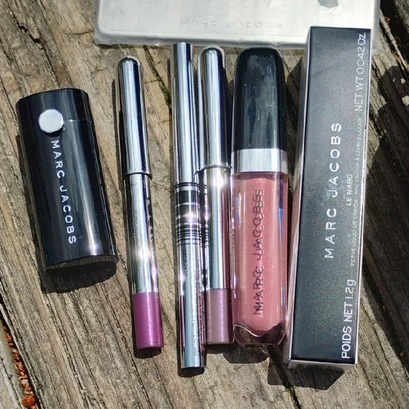 giveaway Marc Jacobs New Red Round Crossbody Bag with Mirror & 6 Makeup Products - Picture 2 of 7